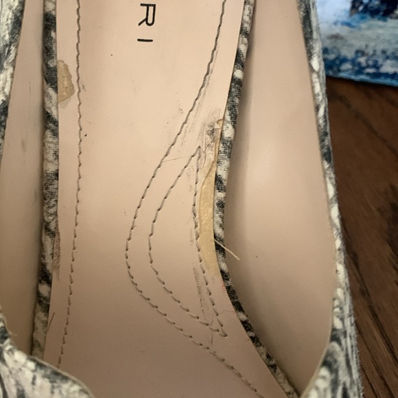 Tahari WALDEN Snakeskin print LEATHER Neutrals Size 8.5M Raised seam HEELS - Picture 9 of 11